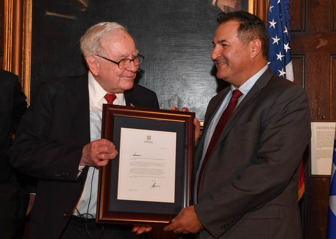 Warren Buffett Hands Berkshire Chair to Son Howard, Closes 56-Year Run