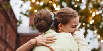 Best Friends for Decades, They Never Knew They Were Sisters Until a DNA Test Changed Everything