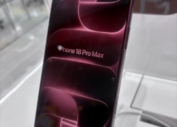 APPLE BOSS SAYS: iPhone users should stop putting a screen guard on their phone because iPhone Screen Protectors Make His ‘Skin Crawl’ after the company put in so much to make the screen Iron Man-like