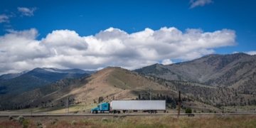 U.S. Department of Transportation Gives Driverless Trucks Five-Year Exemption to Use Warning Beacons Instead of Roadside Triangles
